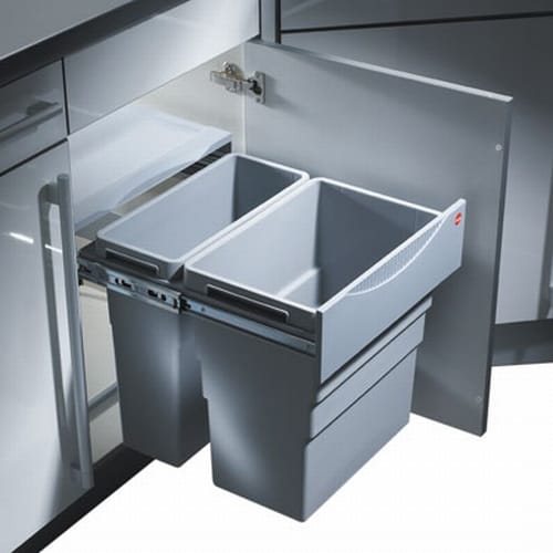 Hailo-Easy-Cargo-Voluittrek-49-liter-afvalemmer-grijs-1 Hailo inbouw afvalemmer 49 liter Easy-Cargo: uitgetrokken systeem met twee grijze emmers in een onderkast