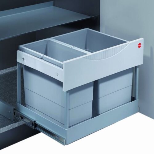 Hailo Tandem-S-Plus-Automatic 30 liter afvalemmer grijs-zilv Hailo Tandem S Plus: uitgeschoven afvalemmer met twee grijze emmers in een onderkast