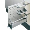 Hailo Vario Aluline 3909: uittrekbaar geperforeerd aluminium rek met houders aan de kastzijwand
