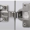 Hettich scharnier ø 35mm compl.met grondplaat (extra dun) Hettich scharnier extra dun: plat vernikkeld scharnier met lange grondplaat, gemonteerd in een kast