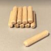 Houten deuvels: stapel geribbelde houten deuvels van 30 mm met één losse deuvel ervoor