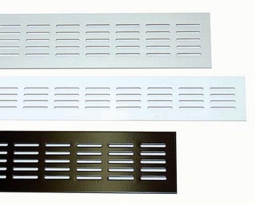 Aluminium luchtrooster 50x6 cm: ventilatieroosters met rijen langwerpige sleuven, op de foto in aluminium, wit en donkerbruin
