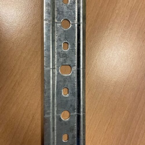 Ophangrail keukenkast: verzinkt ijzeren profiel van 19,8 cm met ronde gaten en sleufgaten