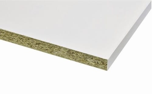 Keukenplint 14 cm: witte plaat met de spaanplaatkern zichtbaar aan de zaagkant