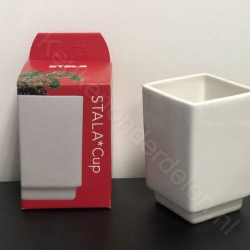 STALA Cup: wit vierkant bekertje naast de rood-witte verpakking met de opdruk STALA Cup