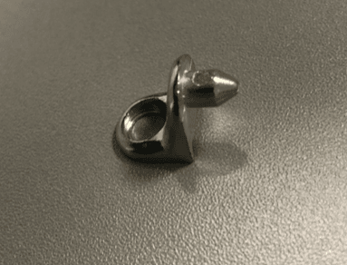 Volmetalen schapdrager met schapborging om te schroeven Schapdrager: volmetalen drager met schapborging en schroefpen, los op een donkere ondergrond