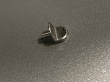 Volmetalen schapdrager voor boring ø 5mm Schapdrager volmetalen boring ø 5 mm: metalen schapdrager met halfrond plaatje en pen