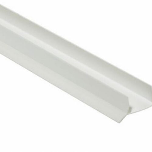WIT plintafdichtingsprofiel 18mm (Lengte 4 meter) Wit plintafdichtingsprofiel: lang wit U-profiel met lip, schuin gefotografeerd