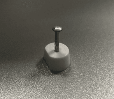 Witte spijker schapdrager Schapdrager wit: wit kunststof blokje met een metalen spijker, los op tafel