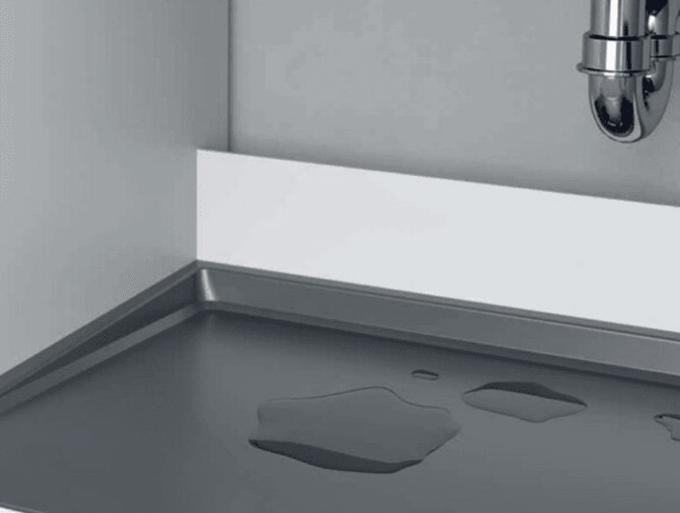 Beschermplaat tegen lekwater in een spoelkast