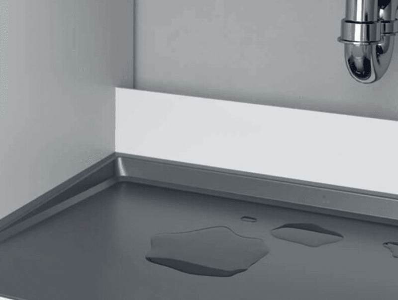 Beschermplaat tegen lekwater in een spoelkast