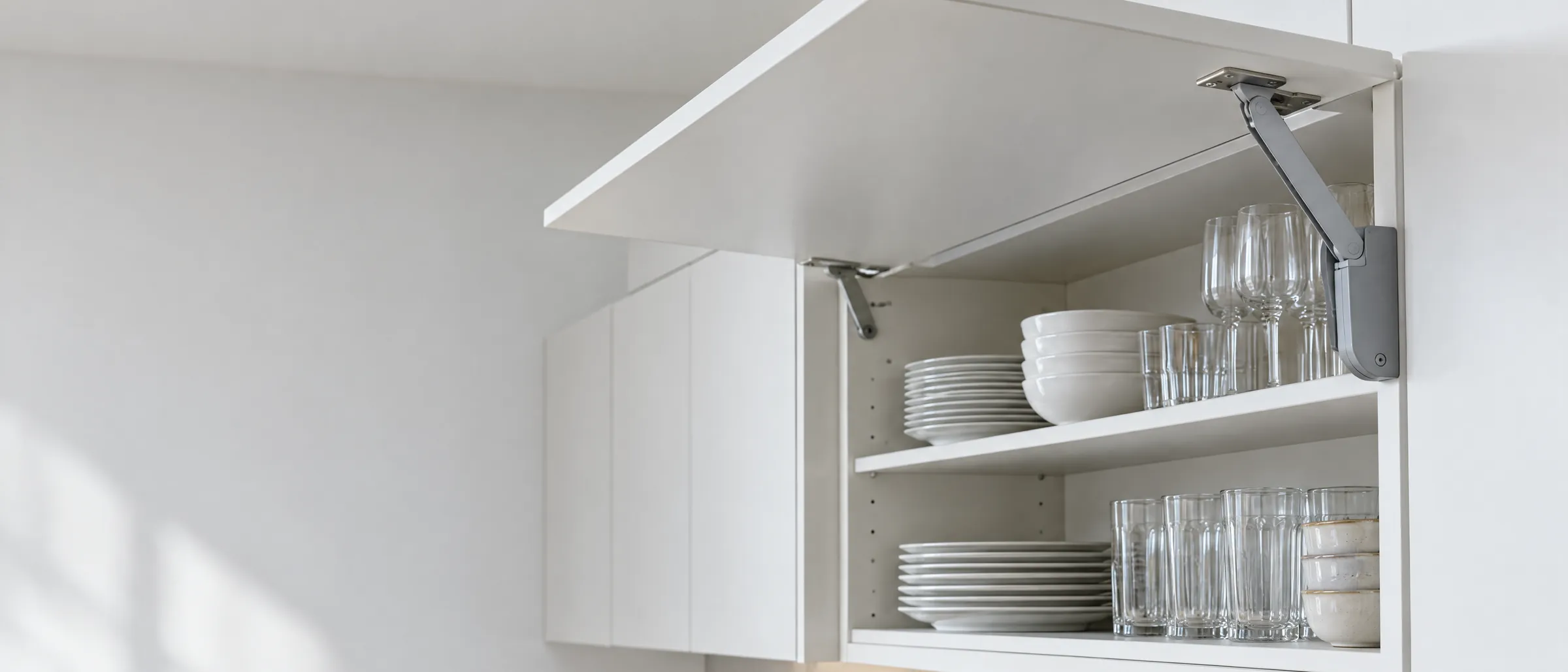 Opengeklapte bovenkastklep met liftmechanisme en servies