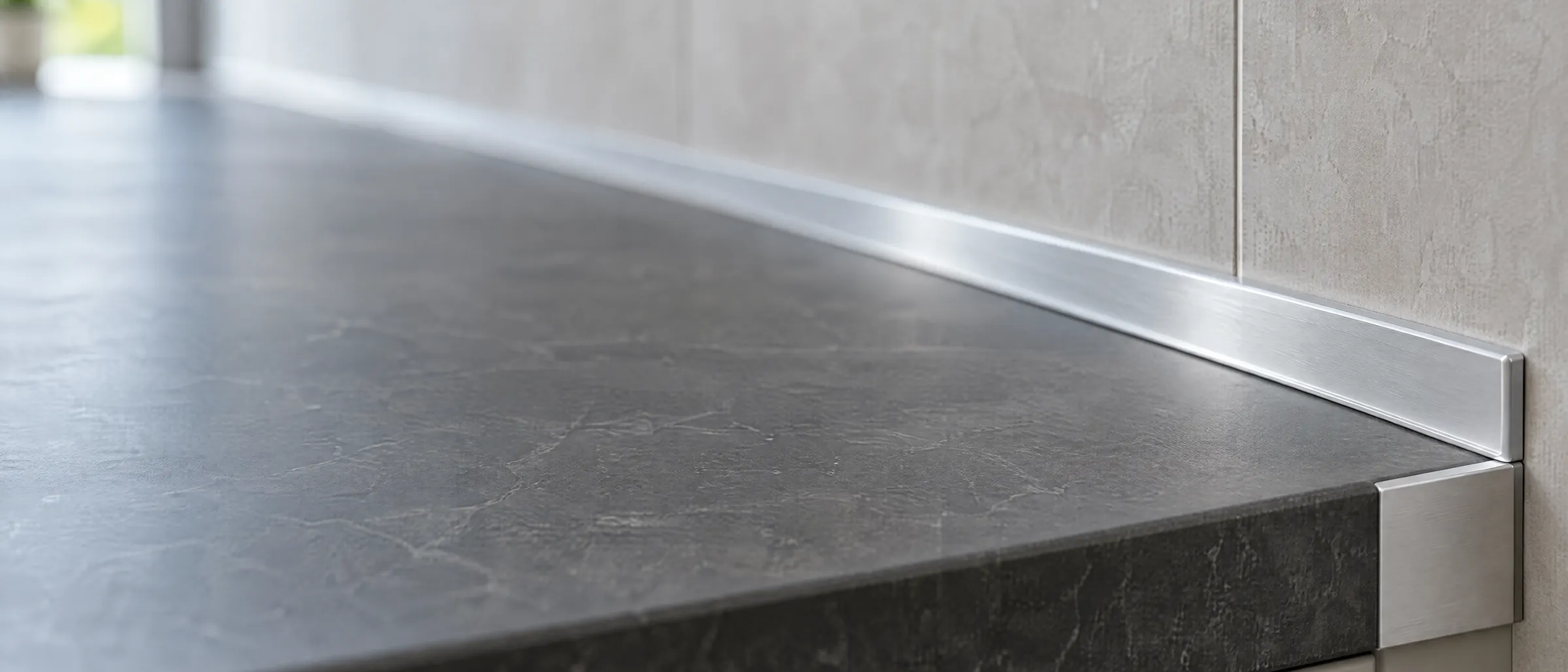 Aluminium wandaansluit- en eindprofiel langs een donker werkblad